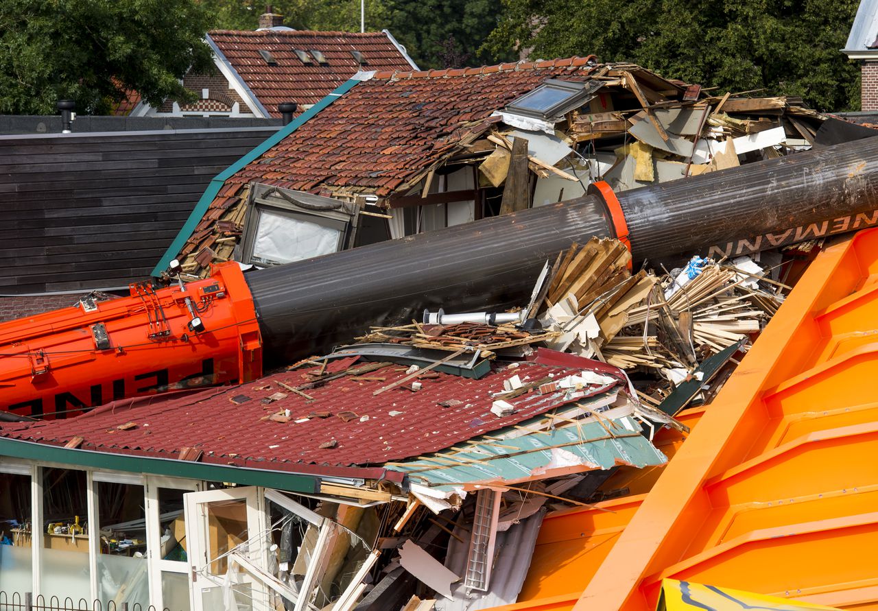 Vanuit een woning in Alphen aan den Rijn is goed te zien welke schade de omgevallen bouwkranen hebben aangericht.