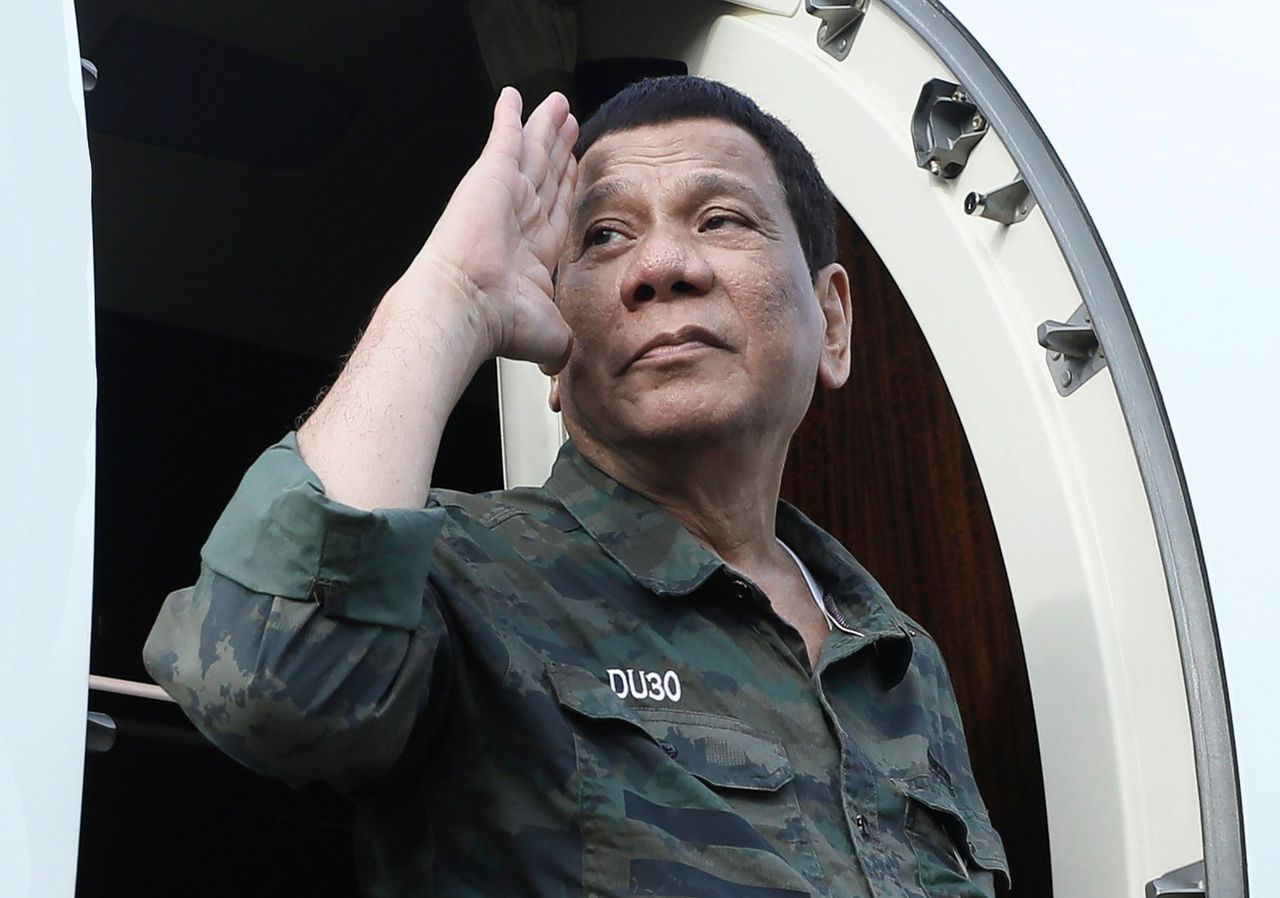Rodrigo Duterte op het vliegveld, tijdens een bezoek aan de provincie Sulu.