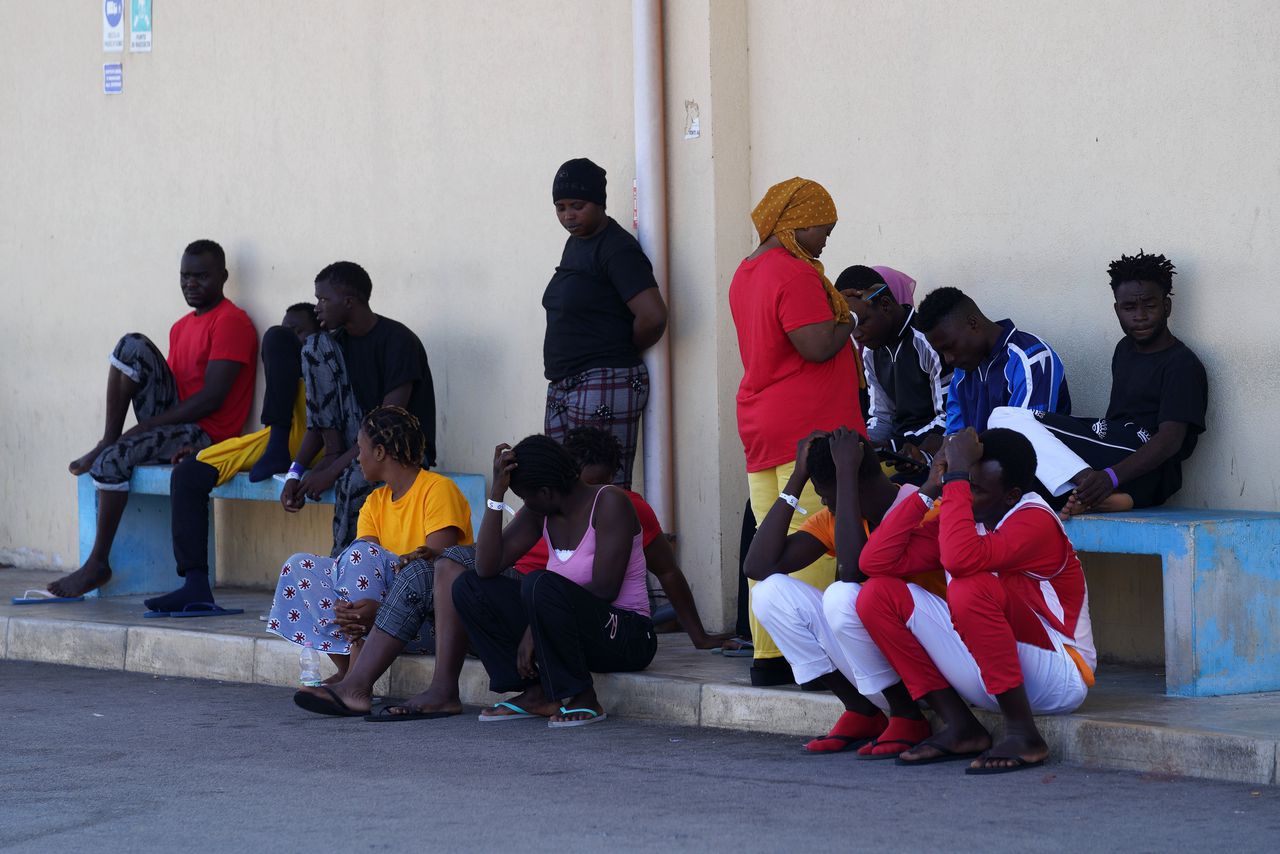 Op Lampedusa stijgt de spanning: ‘Wij zijn een solidair volk. Maar we voelen ons in de steek gelaten’ 