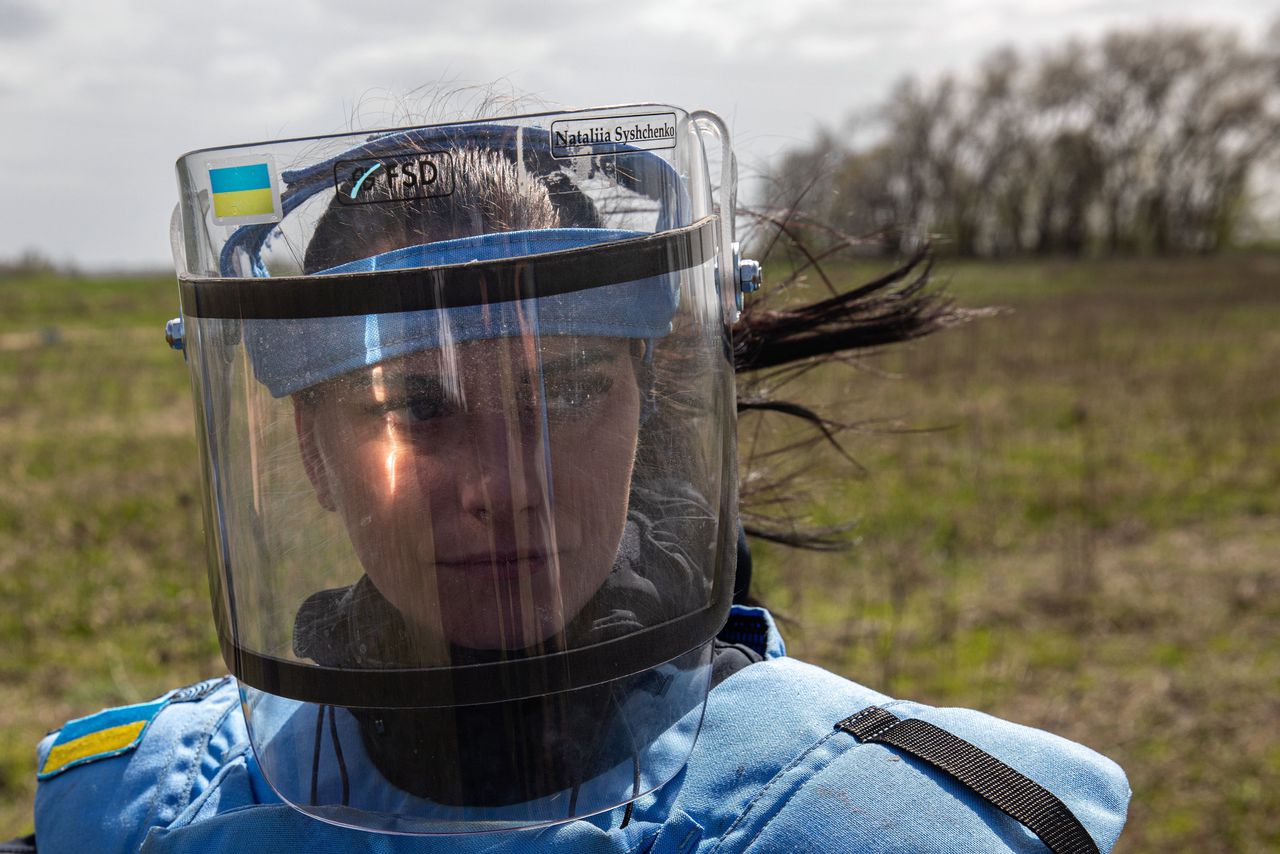 Natalija Soesjtsjenko was lerares tot in 2014 de oorlog in Oost-Oekraïne uitbrak. Nu ruimt ze mijnen, zoals hier bij Tsjernihiv. Foto Kostyantyn Chernichkin