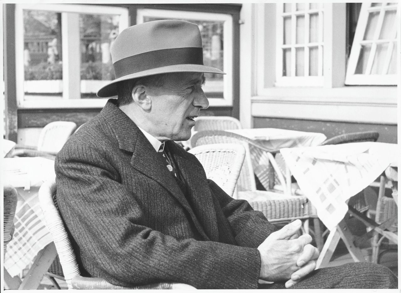J.H.F. Grönloh op het terras van het Noord-Zuid Hollandsch Koffiehuis in Amsterdam, op 23 september 1941