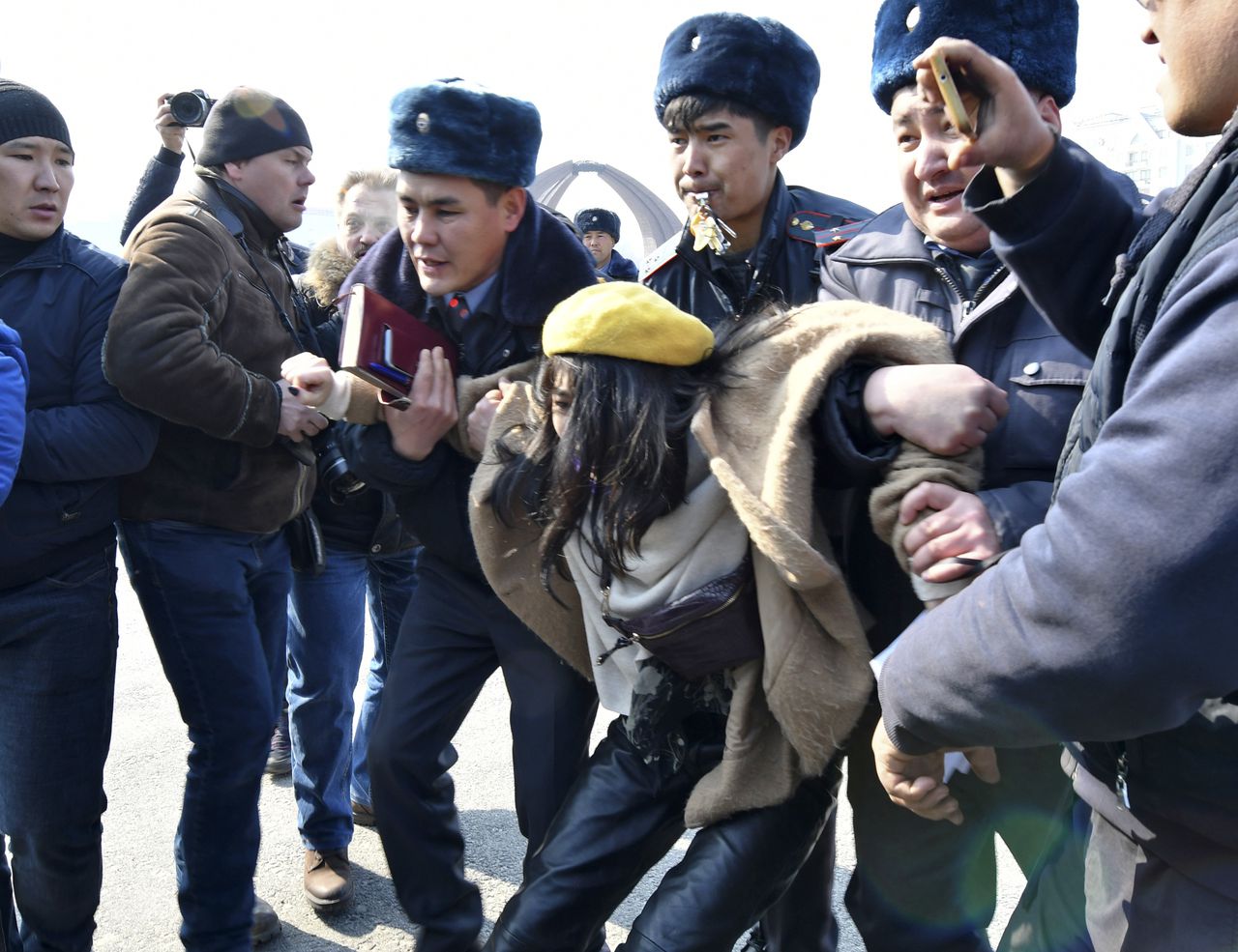 Tientallen vrouwen werden door de politie meegenomen.