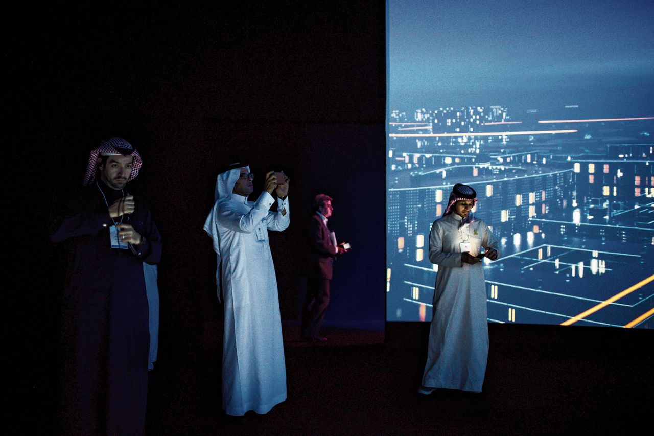 Bezoekers van een presentatie in de Saoedische hoofdstad Riad. Er werden plannen ontvouwd van kroonprins Mohammed bin Salman voor een nieuwe, futuristische stad.