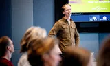 Pieter van Boheemen doet onder meer onderzoek naar haatverspreidende accounts op sociale media. Onder zijn aanvoering proberen de aanwezigen bij zijn workshop in Den Haag om los te komen van veelal Amerikaanse techdiensten.