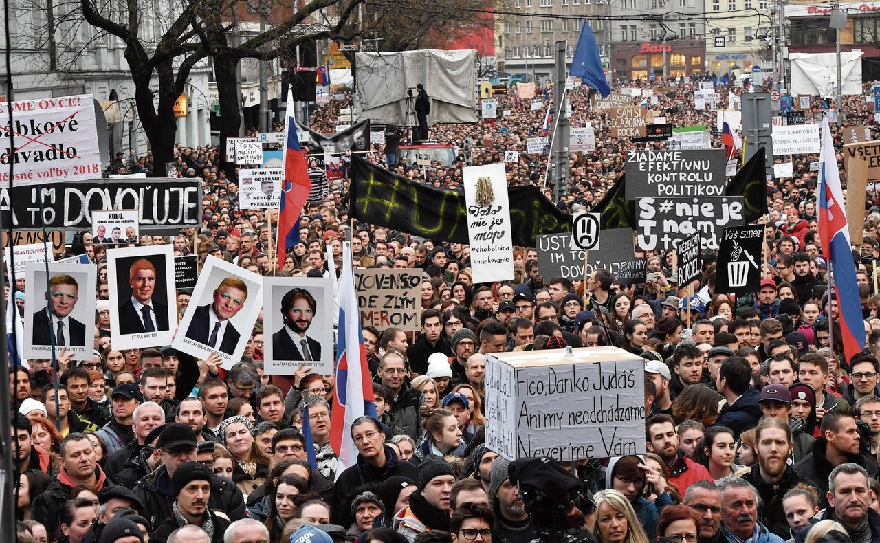 Slowaakse demonstranten in Bratislava eisen nieuwe verkiezingen, na de moord op Kuciak en Kusnirova.