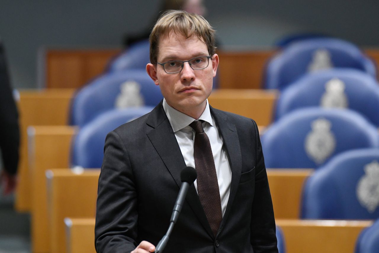 FVD-Kamerlid Pepijn van Houwelingen krijgt boete van 450 euro voor beledigen ministers met foto nazivlag 