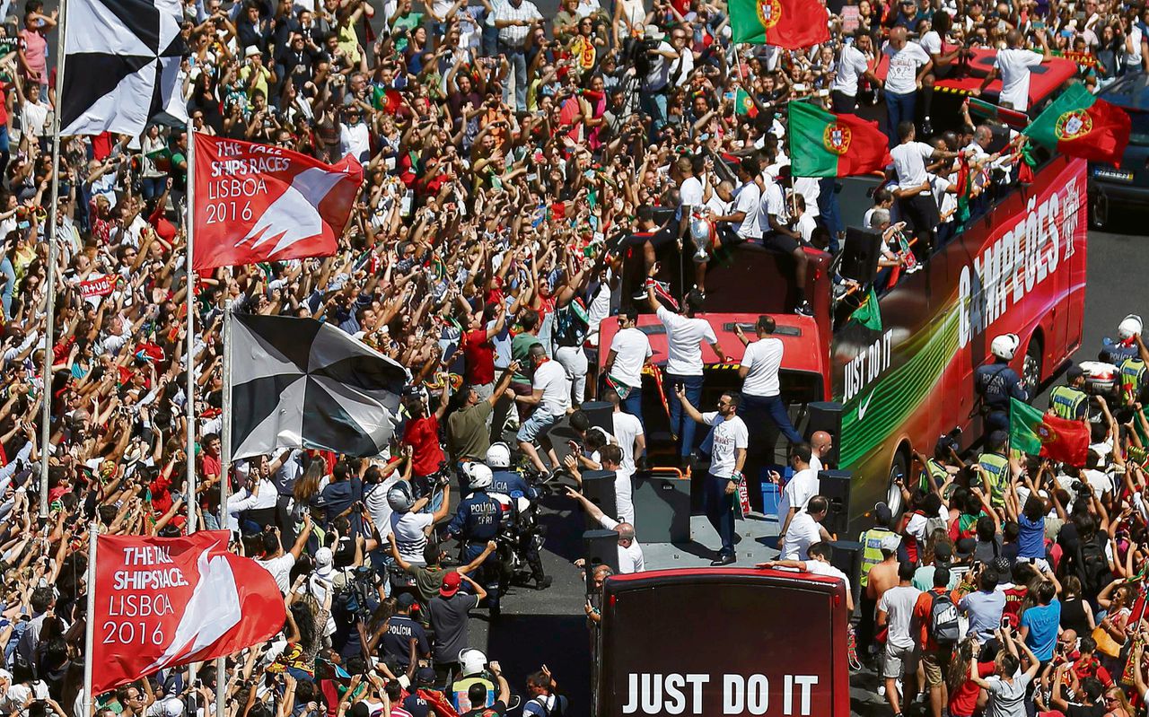 Het Portugese kampioensteam maandag tijdens de zegetocht over het Marques de Pombal-plein in Lissabon.