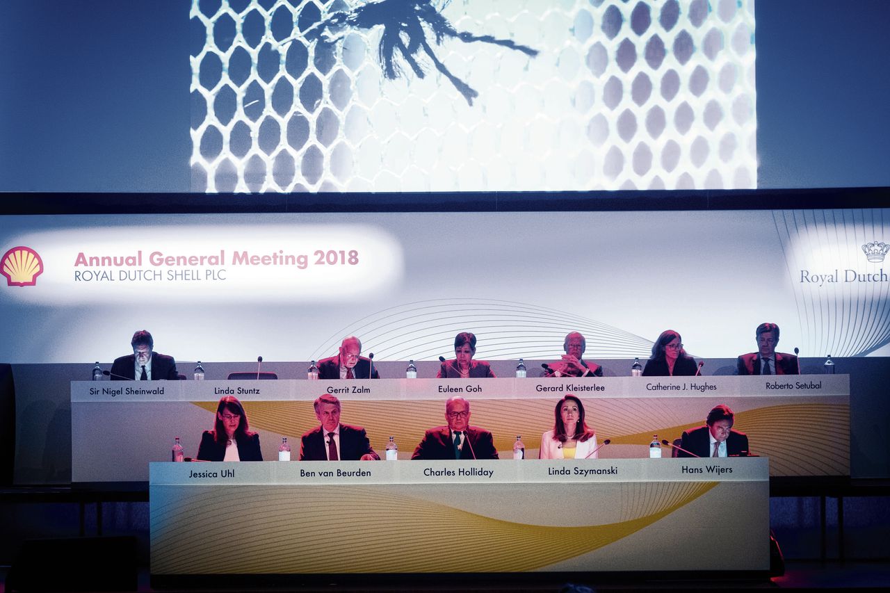 Commissarissen en bestuurders van Shell tijdens de laatste aandeelhoudersvergadering.