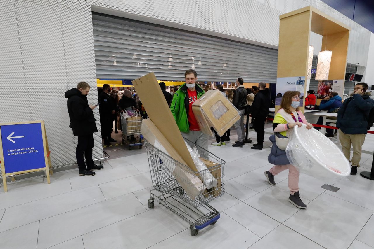Russen kopen nog spullen bij IKEA in St. Petersburg voordat de vestiging sluit.