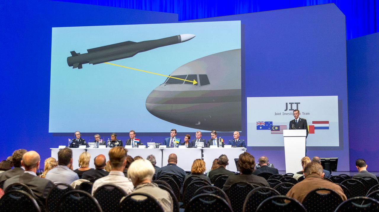 Het Joint Investigation Team bij de presentatie van de eerste resultaten van het strafrechtelijk onderzoek naar de crash van vlucht MH17, woensdag in Nieuwegein.