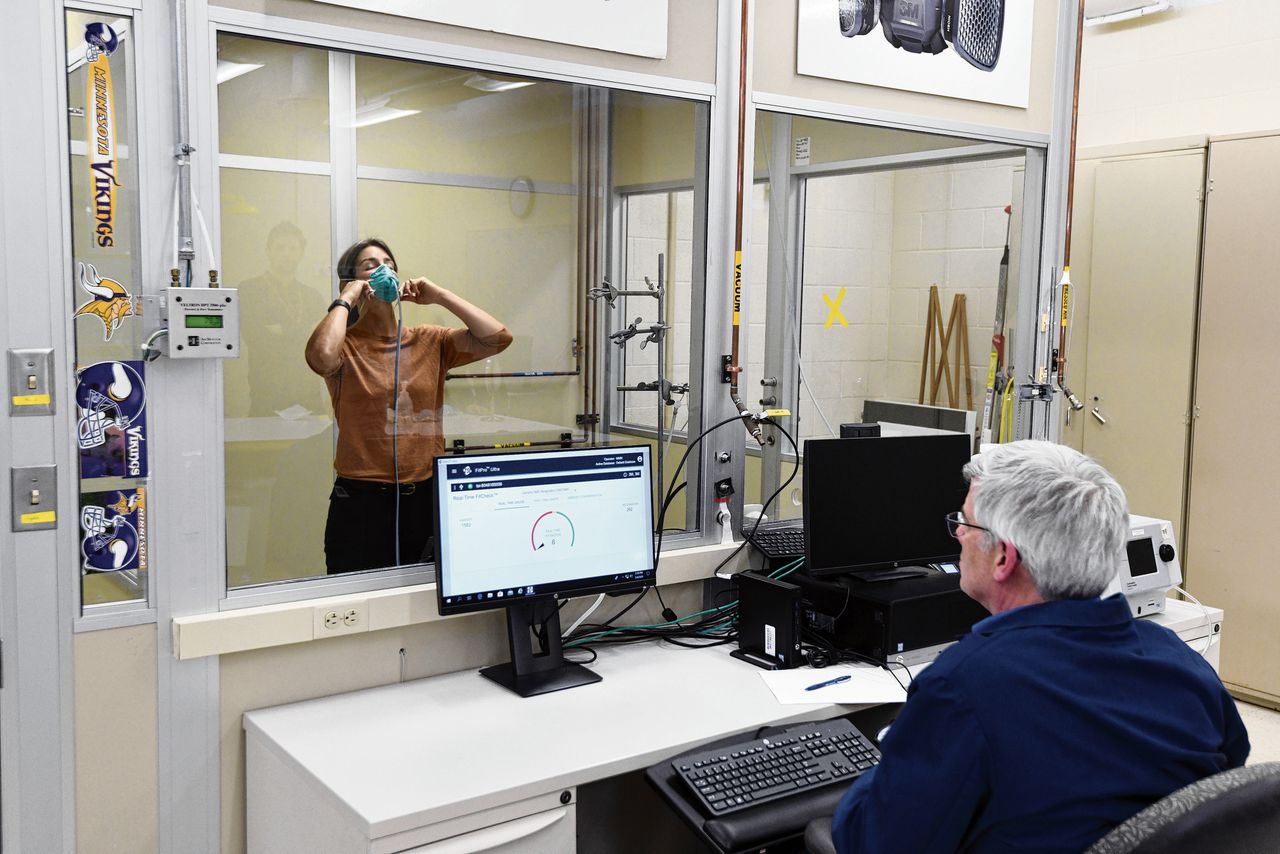 Een medisch masker wordt getest in een lab van 3M in Minnesota.
