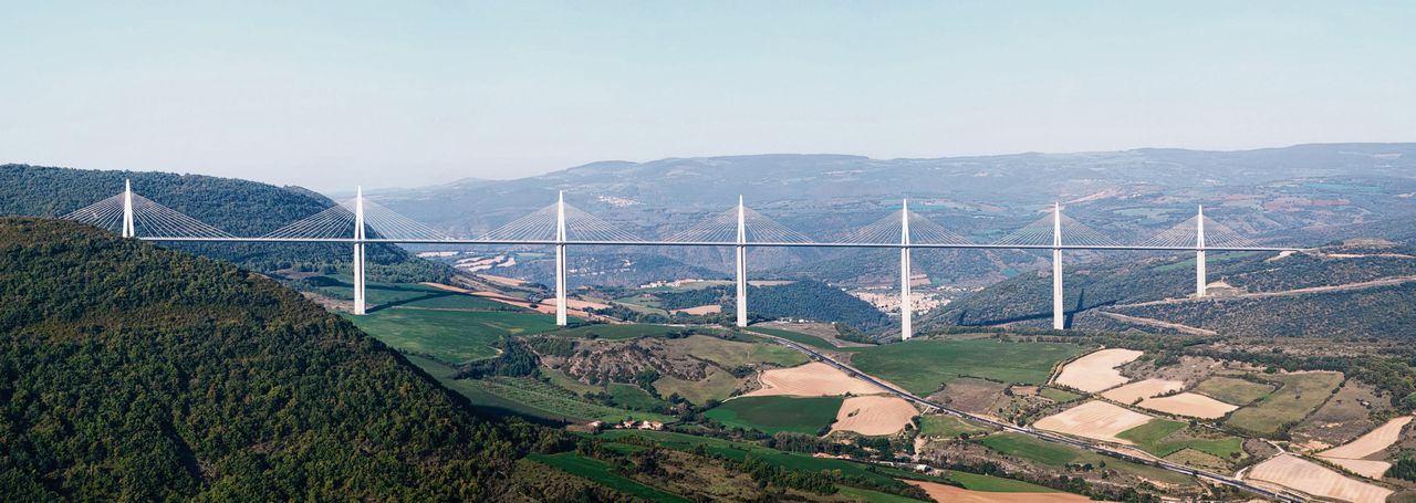 De hoogste tuibrug is het Viaduc de Millau in Frankrijk. Acht aaneengeschakelde overspanningen houden met zeven pylonen een wegdek op 270 meter hoogte boven de Tarn in de lucht.