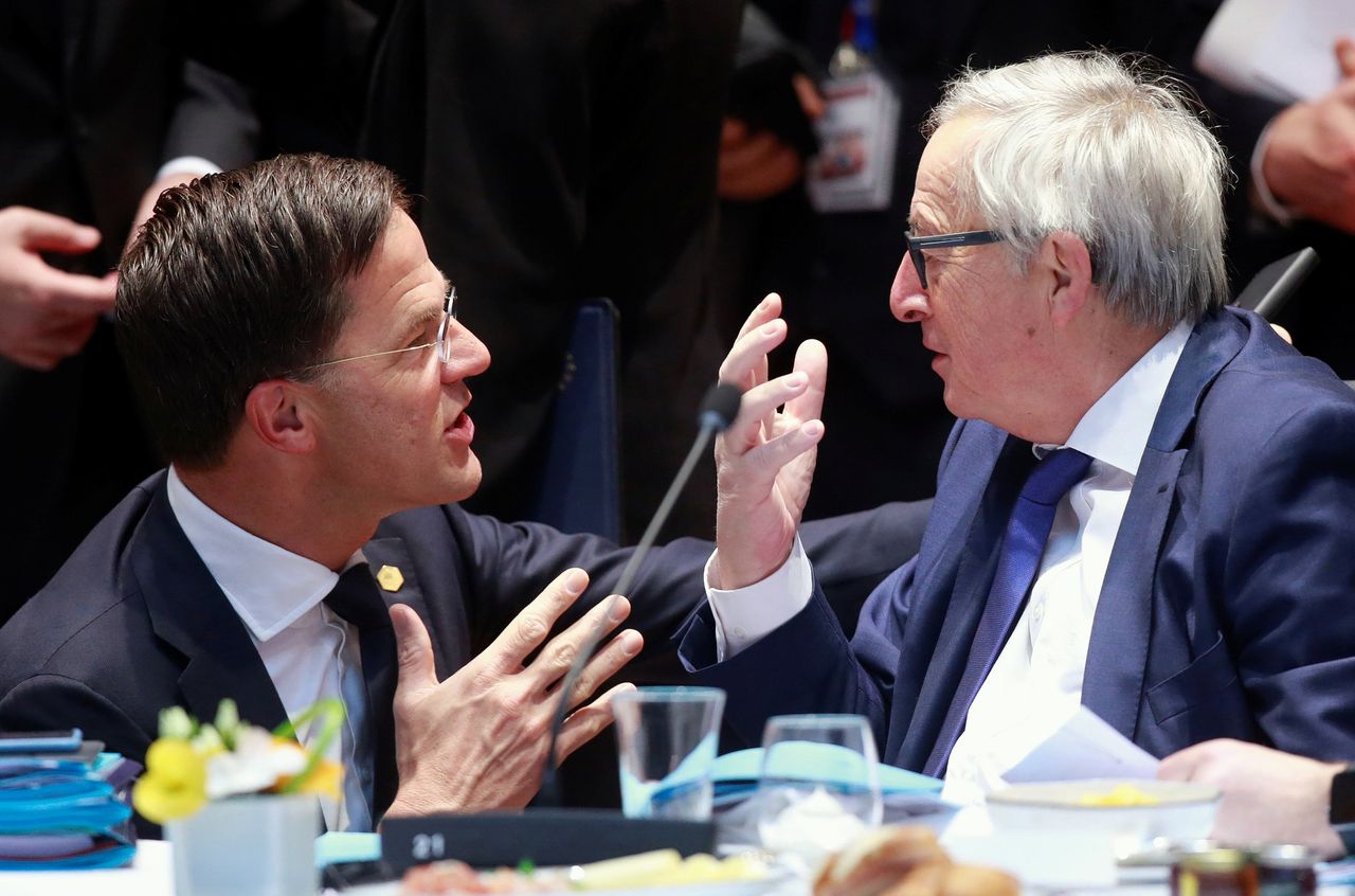 Premier Mark Rutte en voorzitter van de Europese Commissie Jean-Claude Juncker tijdens een Brusselse EU-top in maart.