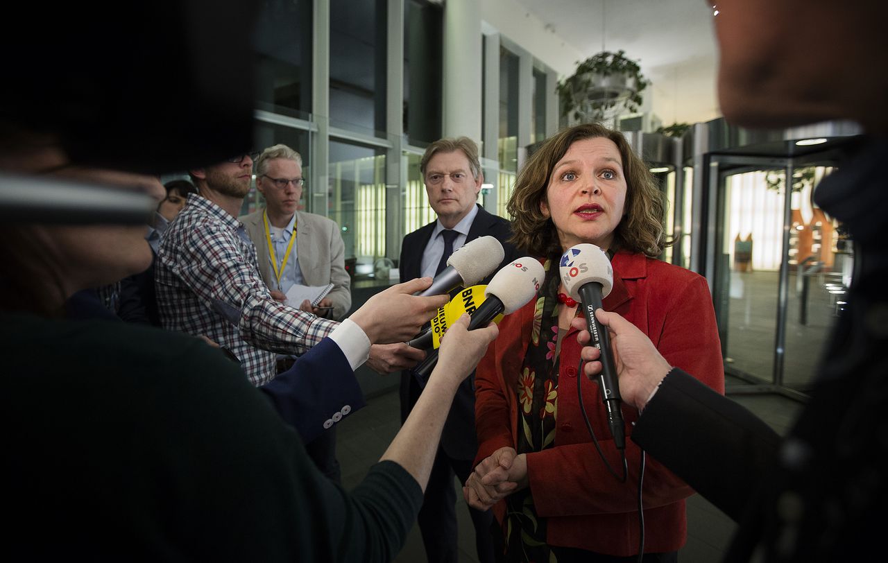 Minister Edith Schippers van Volksgezondheid en staatssecretaris Martin van Rijn geven een toelichting op de plannen voor de zorg waar de top van het kabinet, coalitiepartijen VVD en PvdA en de drie 'bevriende' oppositiepartijen D66, ChristenUnie en SGP het over eens zijn geworden.