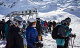  Wintersporters met mondkapjes in de Zwitserse Alpen.