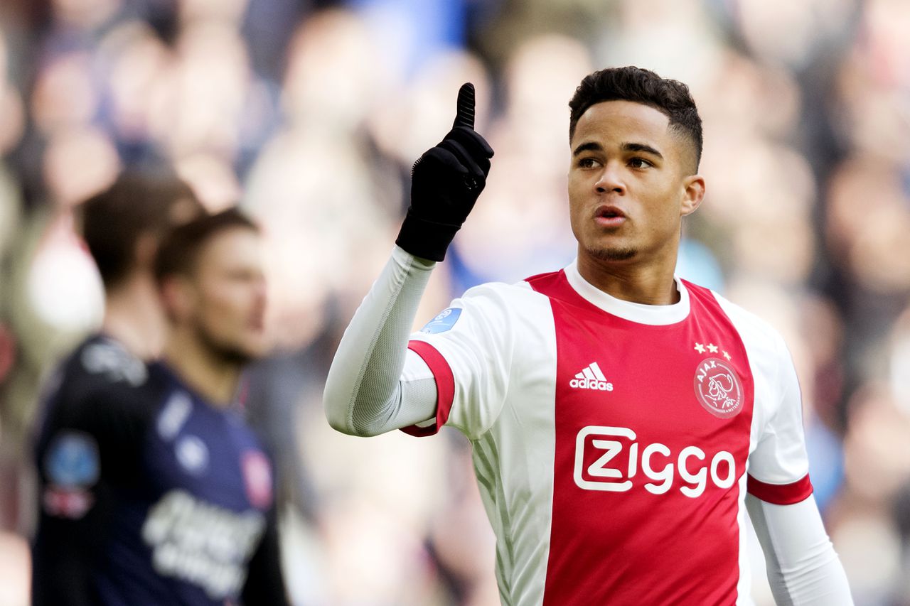 Ajax wint met 2-1 van FC Twente 