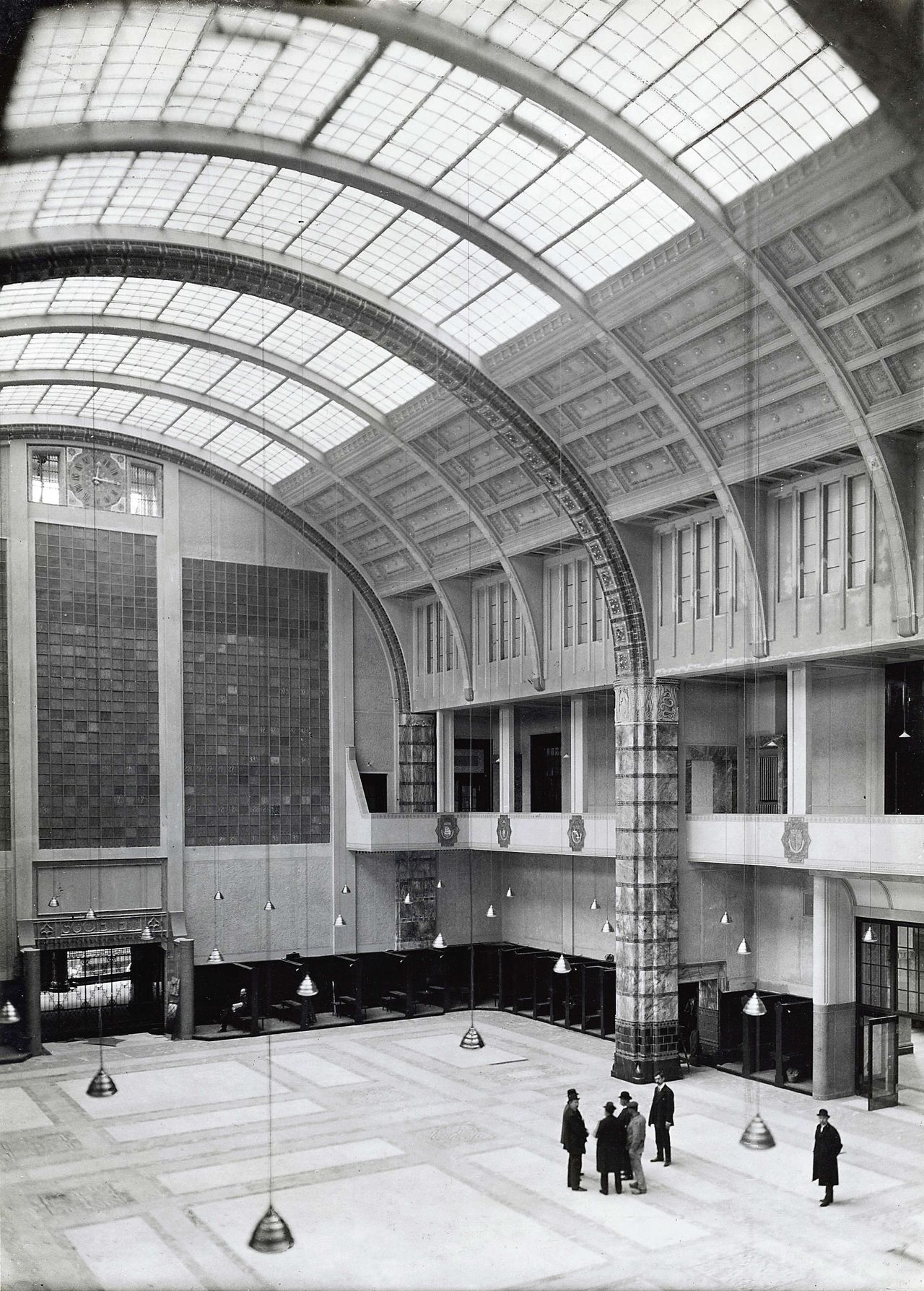 De handelsvloer op Beursplein 5 in het jaar van de opening, 1913. Het gebouw is ontworpen door architect Jos Cuypers.