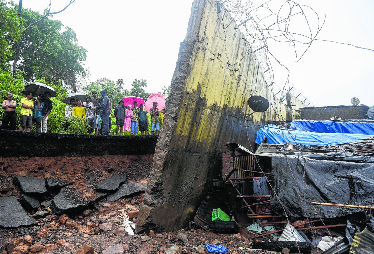 Een muur kwam door de hevige regenval neer op een sloppenwijk in Mumbai.