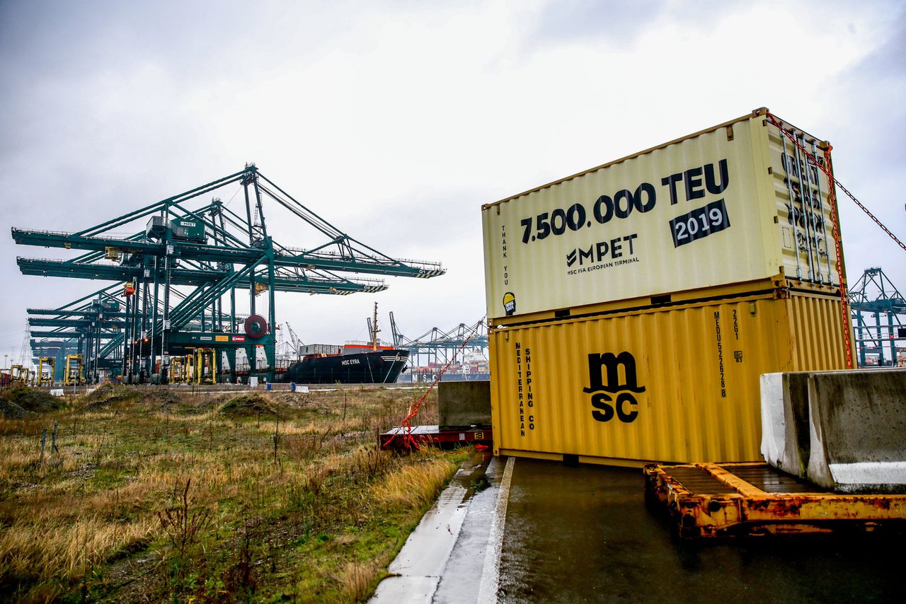 Zeecontainers in de buurt van de haven van Antwerpen, de tweede haven van Europa na de haven van Rotterdam.