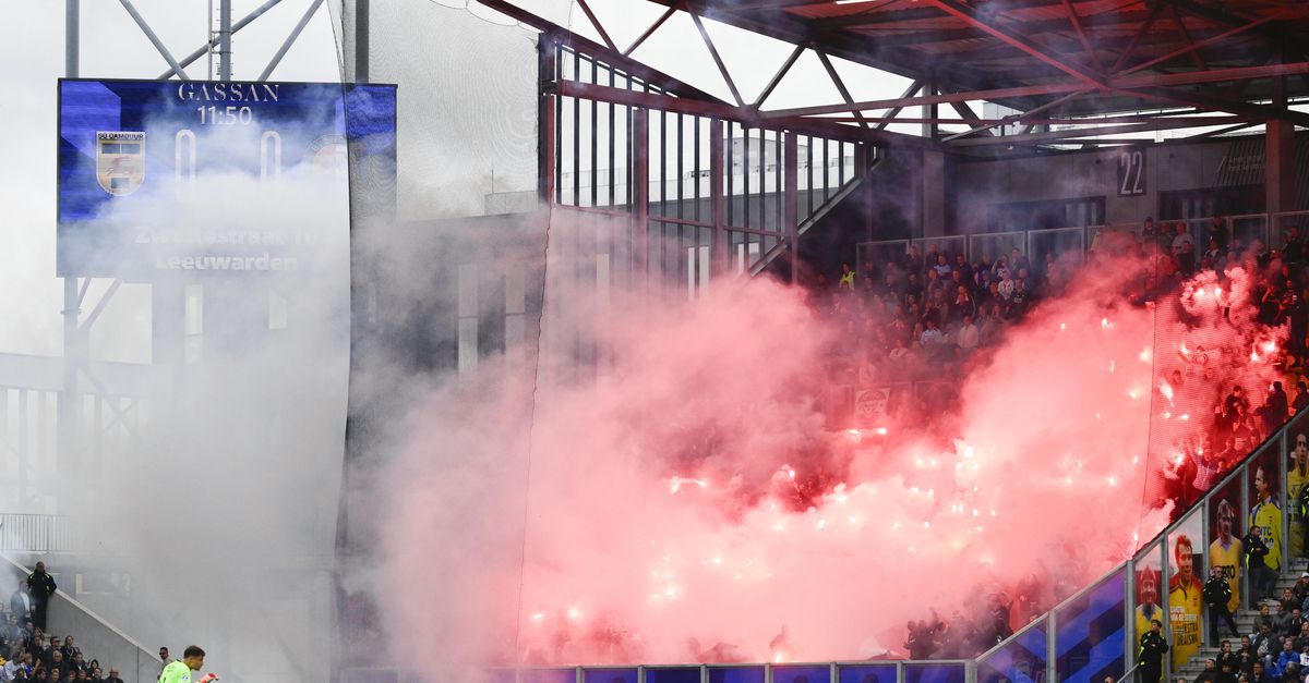Vuurwerk uit stadions bannen? Afspraken genoeg, maar niemand voelt zich verantwoordelijk, stelt onderzoek daags na zeven gewonden bij Cambuur – Feyenoord