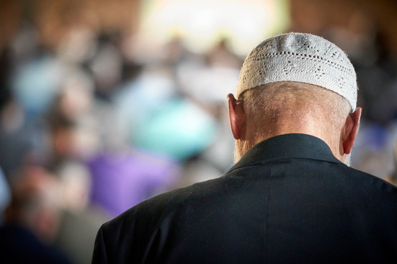 Ochtendgebed in een Nederlandse moskee tijdens het Offerfeest. Zeker tien gemeenten gaven een privaat onderzoeksbureau opdracht om moskeeën en andere islamitische organisaties in de stad heimelijk door te lichten.