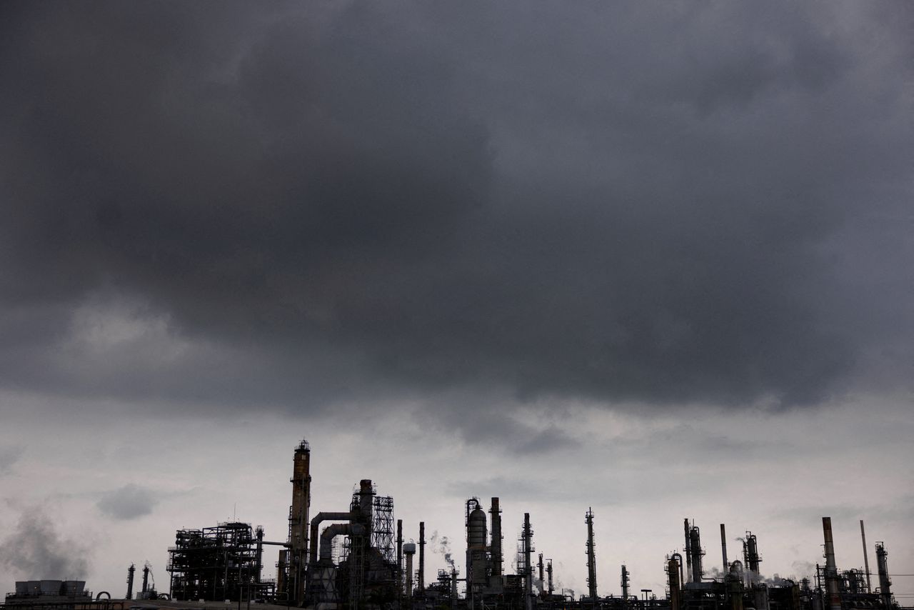 Trump promised golden mountains for the oil sector. That turns out differently