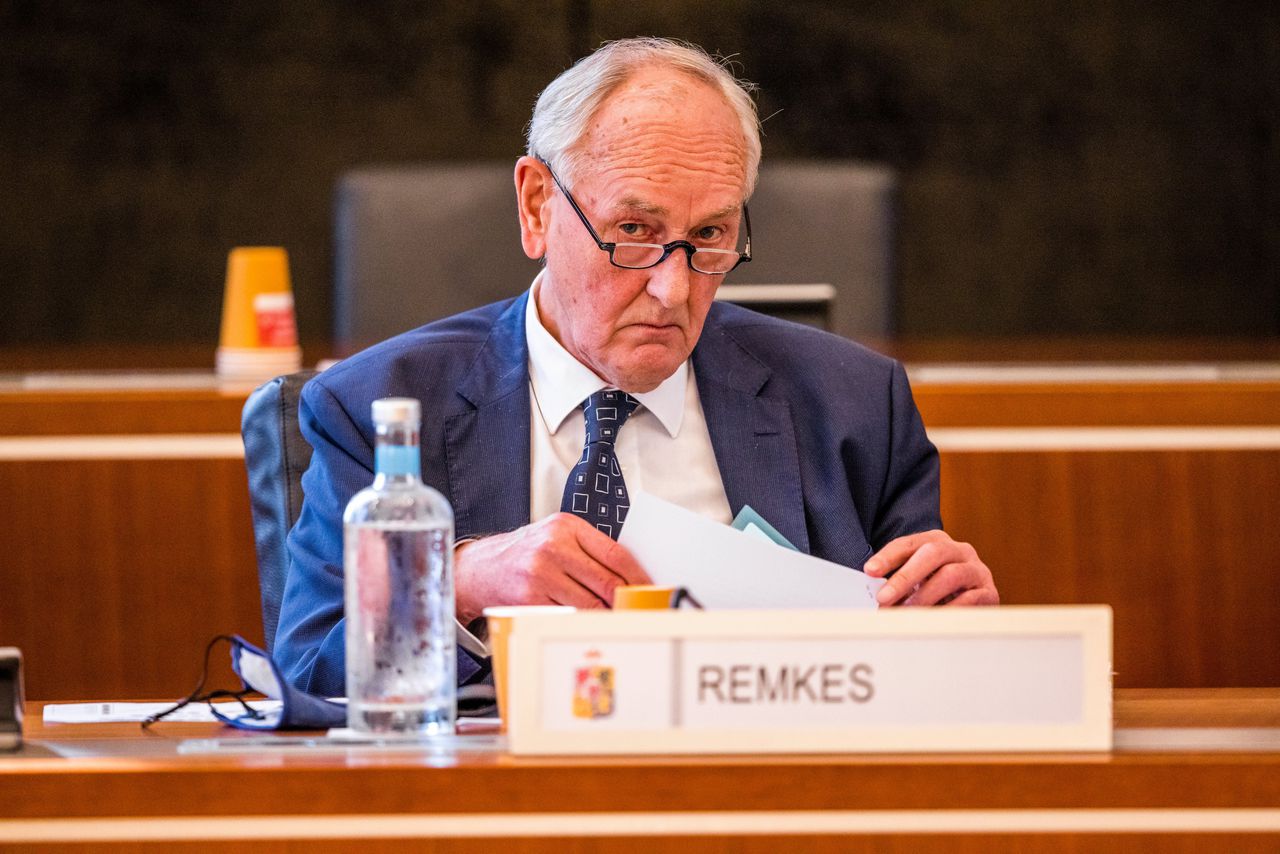 Johan Remkes, waarnemend commissaris van de koning, donderdagavond tijdens het debat over de integriteit van het bestuur in Limburg.