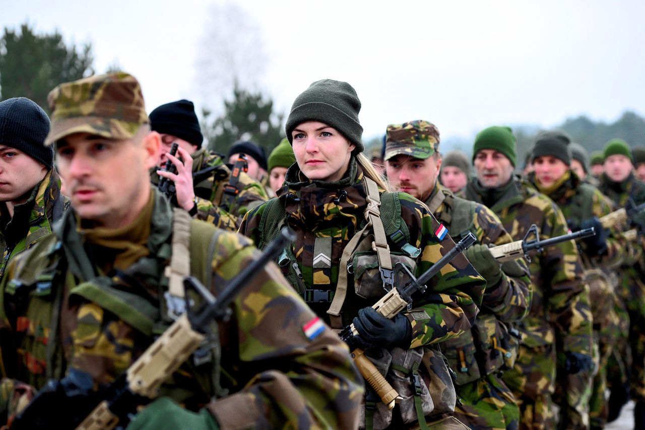 Een vrouwelijke Nederlandse soldaat bij een NAVO-oefening in Polen (2017).