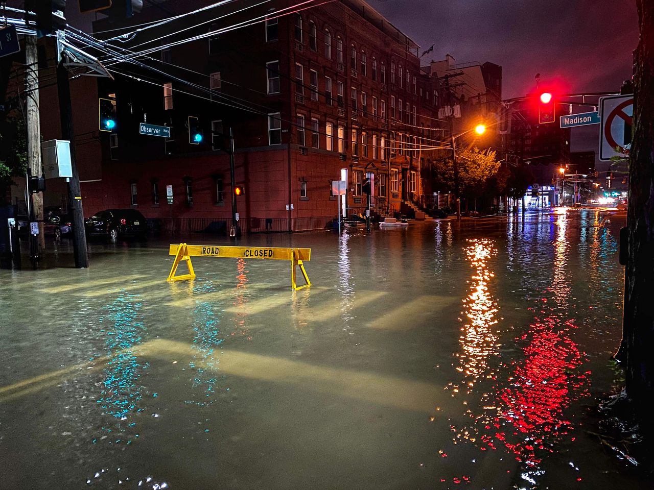 Een overstroomde straat in Hoboken in de staat New Jersey.