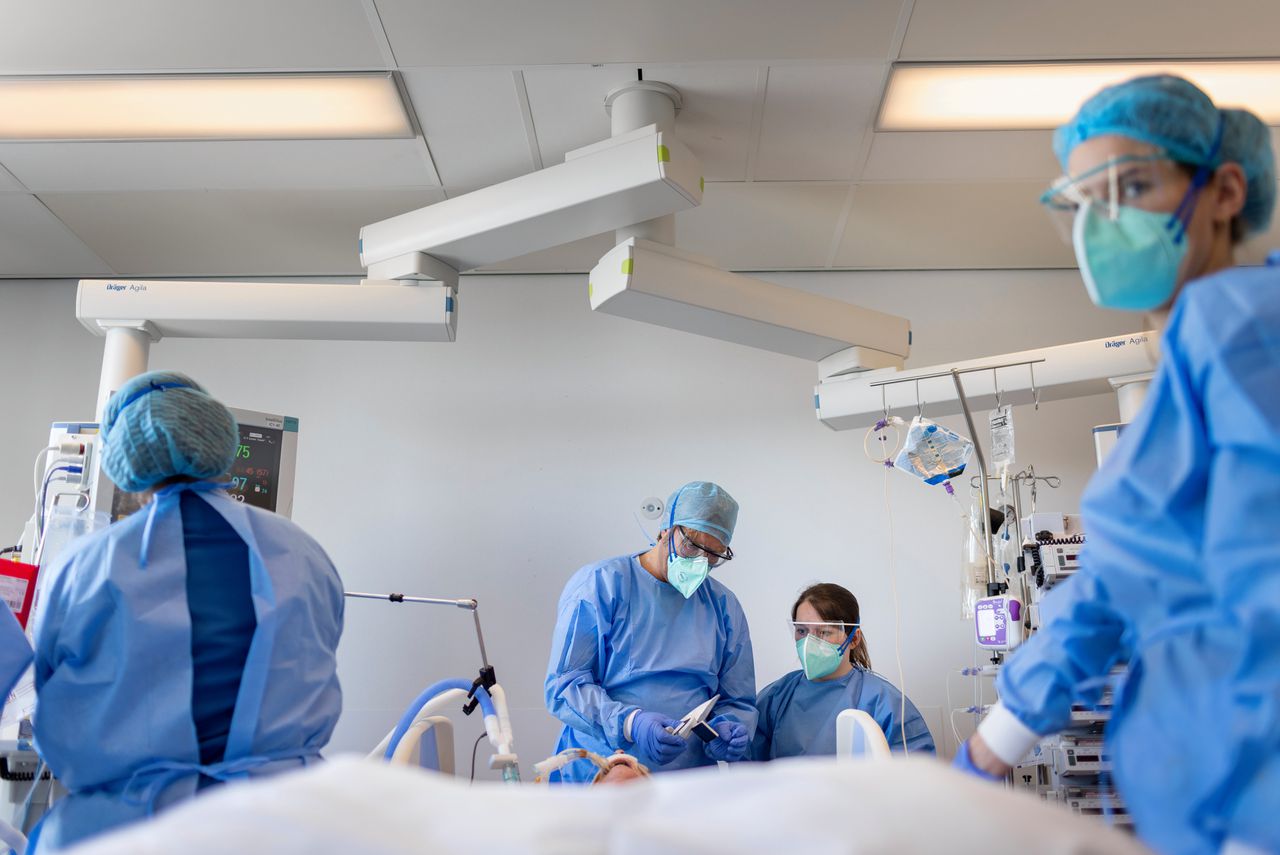 Artsen in het Jeroen Bosch ziekenhuis in Den Bosch bereiden een operatie bij een coronapatiënt voor.