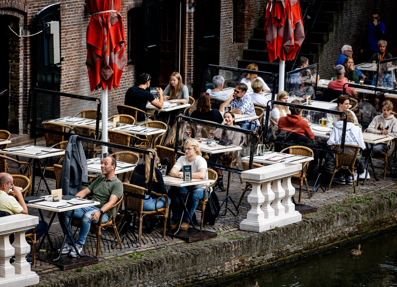 Bezoekers van horeca in de binnenstad van Utrecht. Vanaf zaterdag is een coronatoegangsbewijs verplicht, de anderhalve meter vervalt.