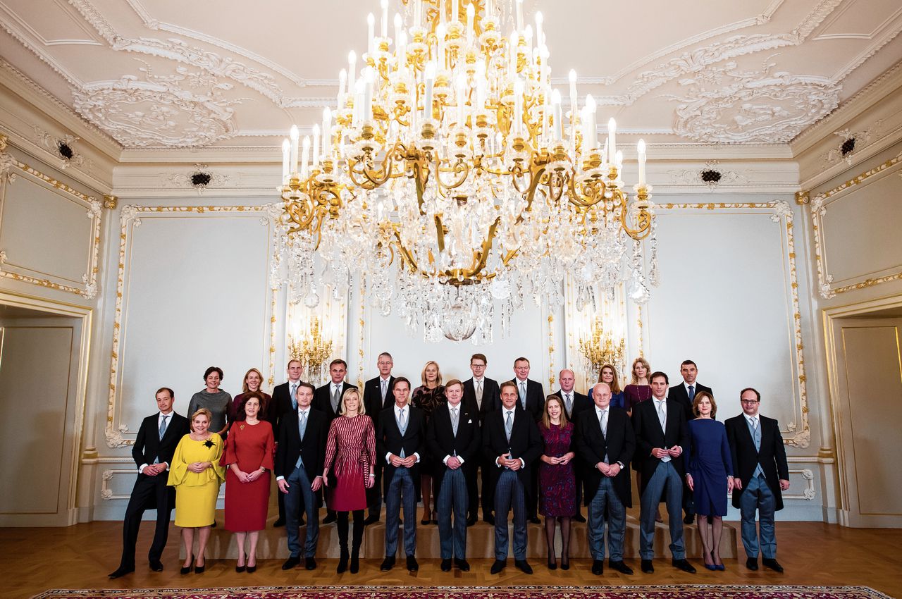 De 24 oorspronkelijke kabinetsleden, na de beëdiging in Paleis Noordeinde op 26 oktober 2017.