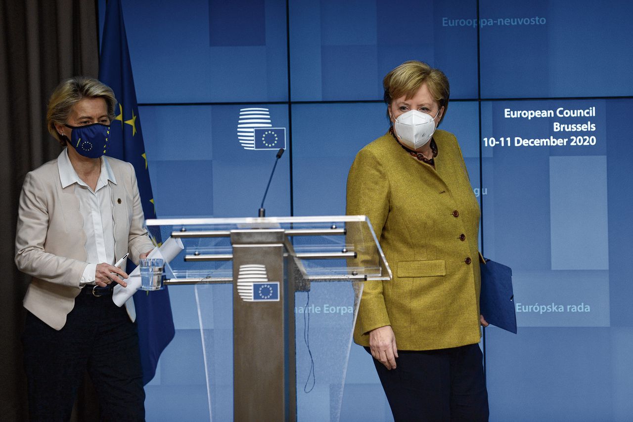 Ursula von der Leyen, voorzitter van de Europese Commissie, en Angela Merkel, de Duitse bondskanselier en tijdelijk EU-voorzitter, vrijdag in Brussel.
