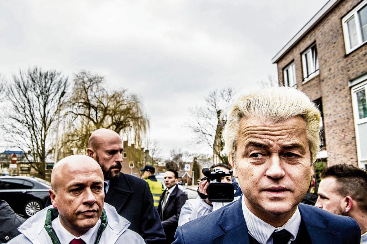 PVV-leider Geert Wilders voert campagne voor de gemeenteraadsverkiezingen, hier in Spijkenisse. De PVV doet mee in dertig gemeenten.