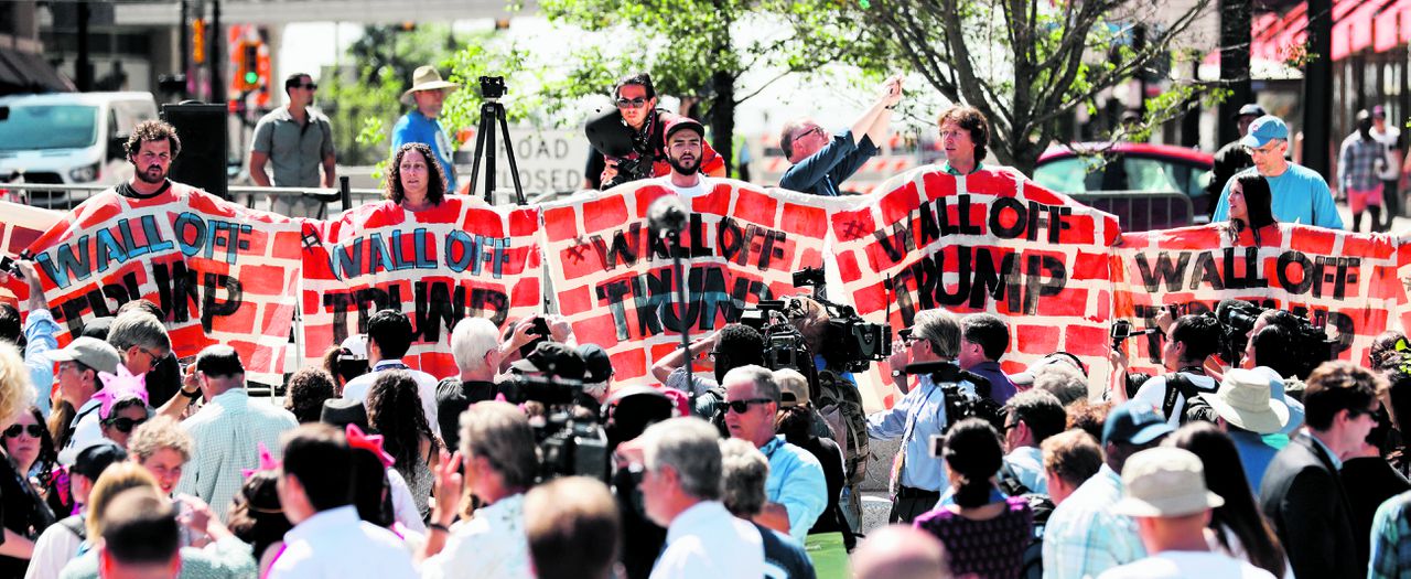 Mensenrechtenactivisten protesteren tegen Donald Trump in Cleveland tijdens de Republikeinse Conventie.