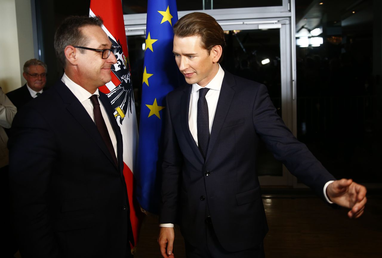 Sebastian Kurz (r., ÖVP) met Heinz-Christian Strache (l., FPÖ) bij de presentatie van hun kabinet in Wenen.