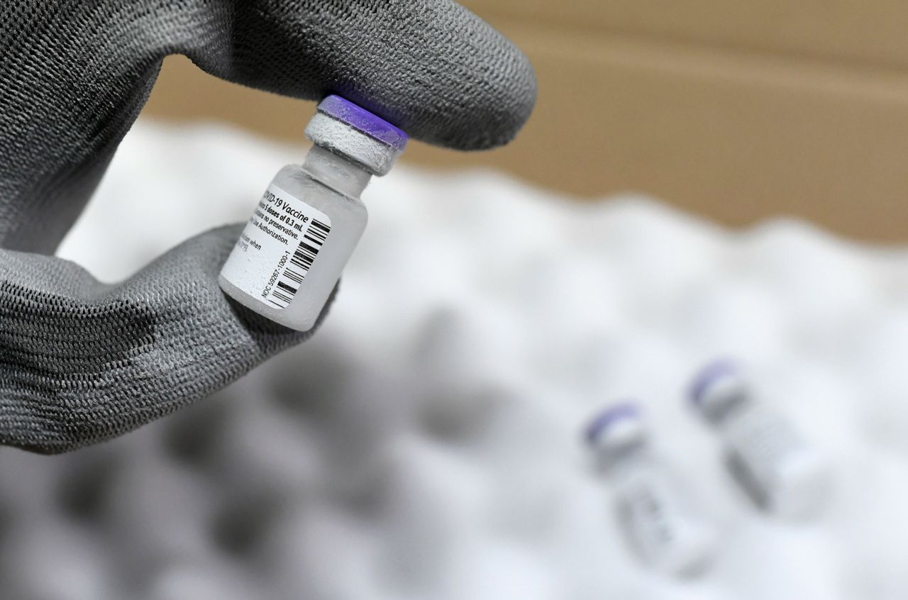 Een van de eerste vaccins die zaterdag in Frankijk zijn aangekomen.