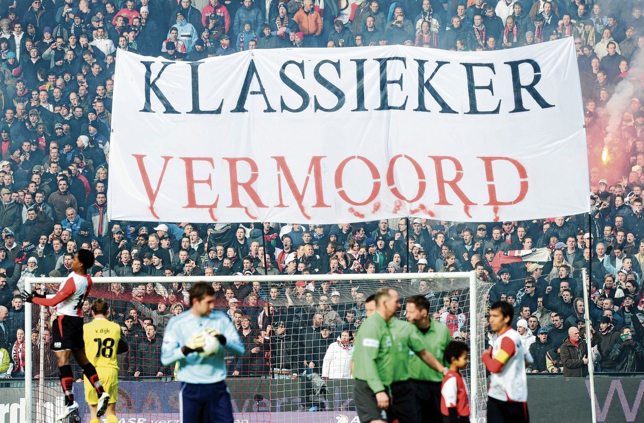 Feyenoord-fans protesteren in 2010 in tegen het verbod voor uitsupporters om de Klassieker bij te wonen.
