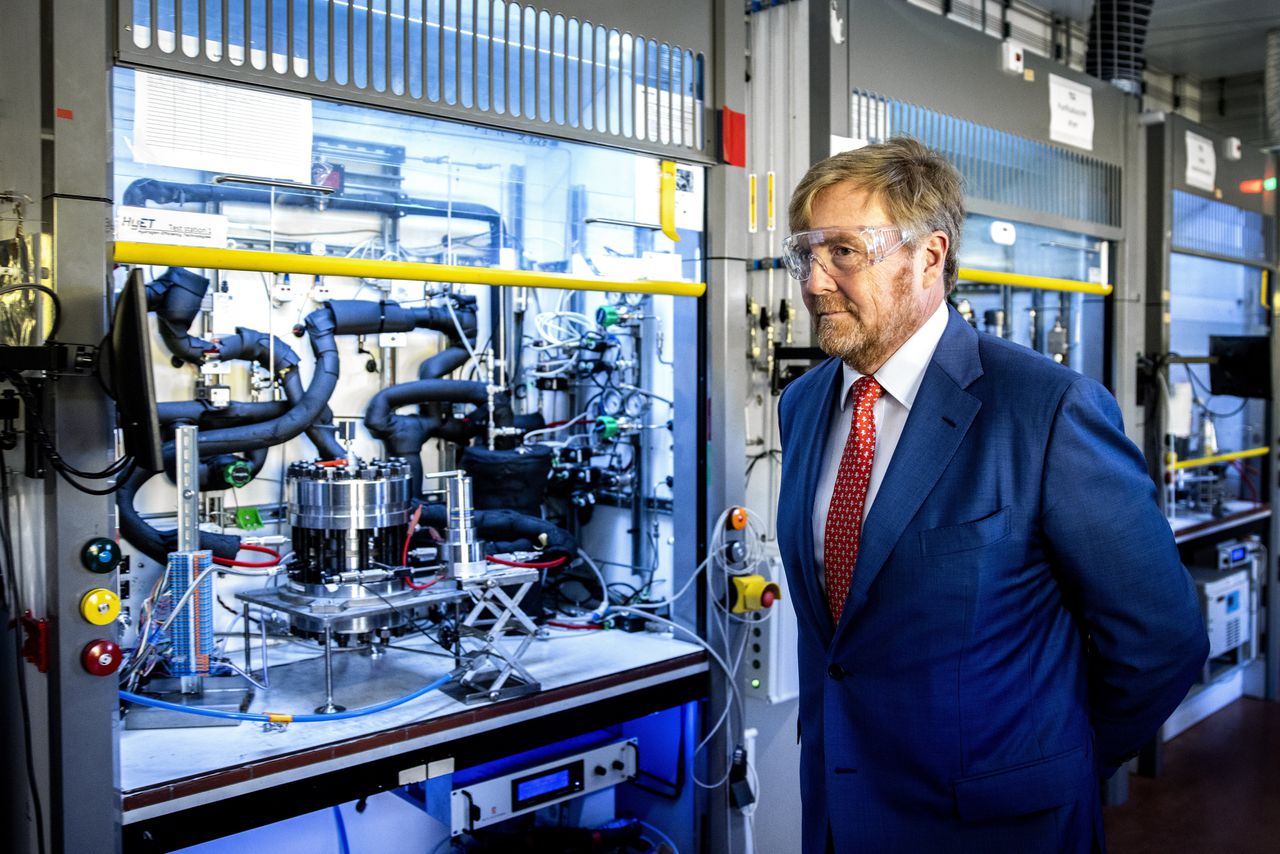 Koning Willem-Alexander tijdens een werkbezoek aan een waterstofcluster op Industriepark Kleefse Waard (IPKW).