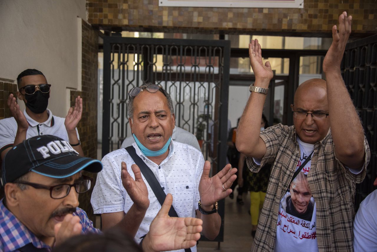 Supporters van Omar Radi bij de rechtbank in Casablanca, afgelopen juli.