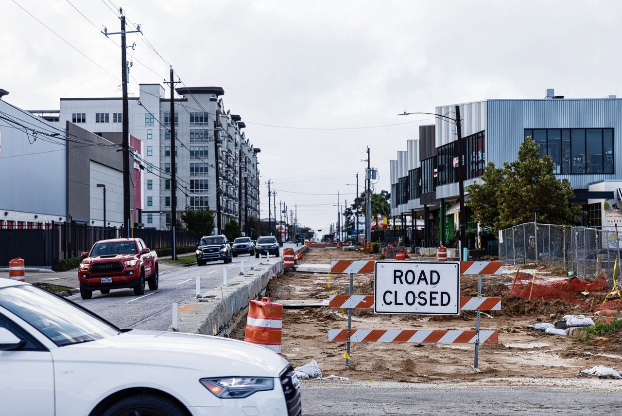 Auto’s rijden langs een bouwplaats in Houston, Texas. Hier worden met overheidsgeld fietspaden aangelegd.