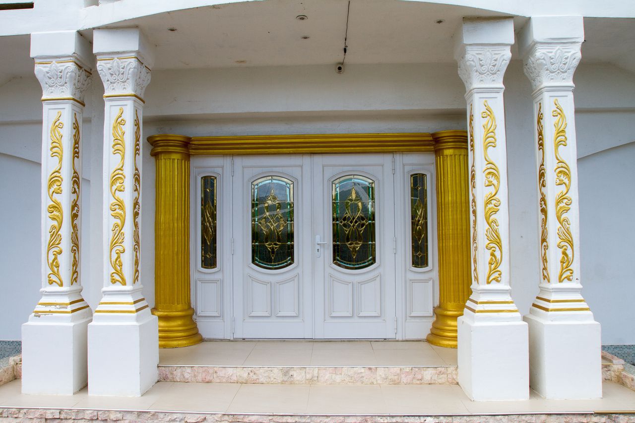 De ingang van de Rains of Blessingskerk op Curaçao.