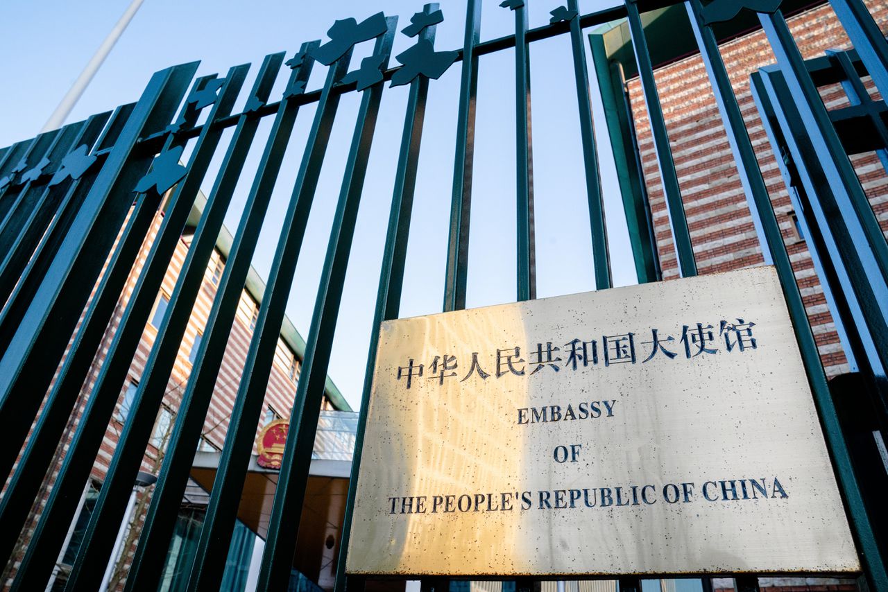 Chinees ‘overzees servicestation’ als illegaal politiebureau in een Rotterdamse portiekwoning 