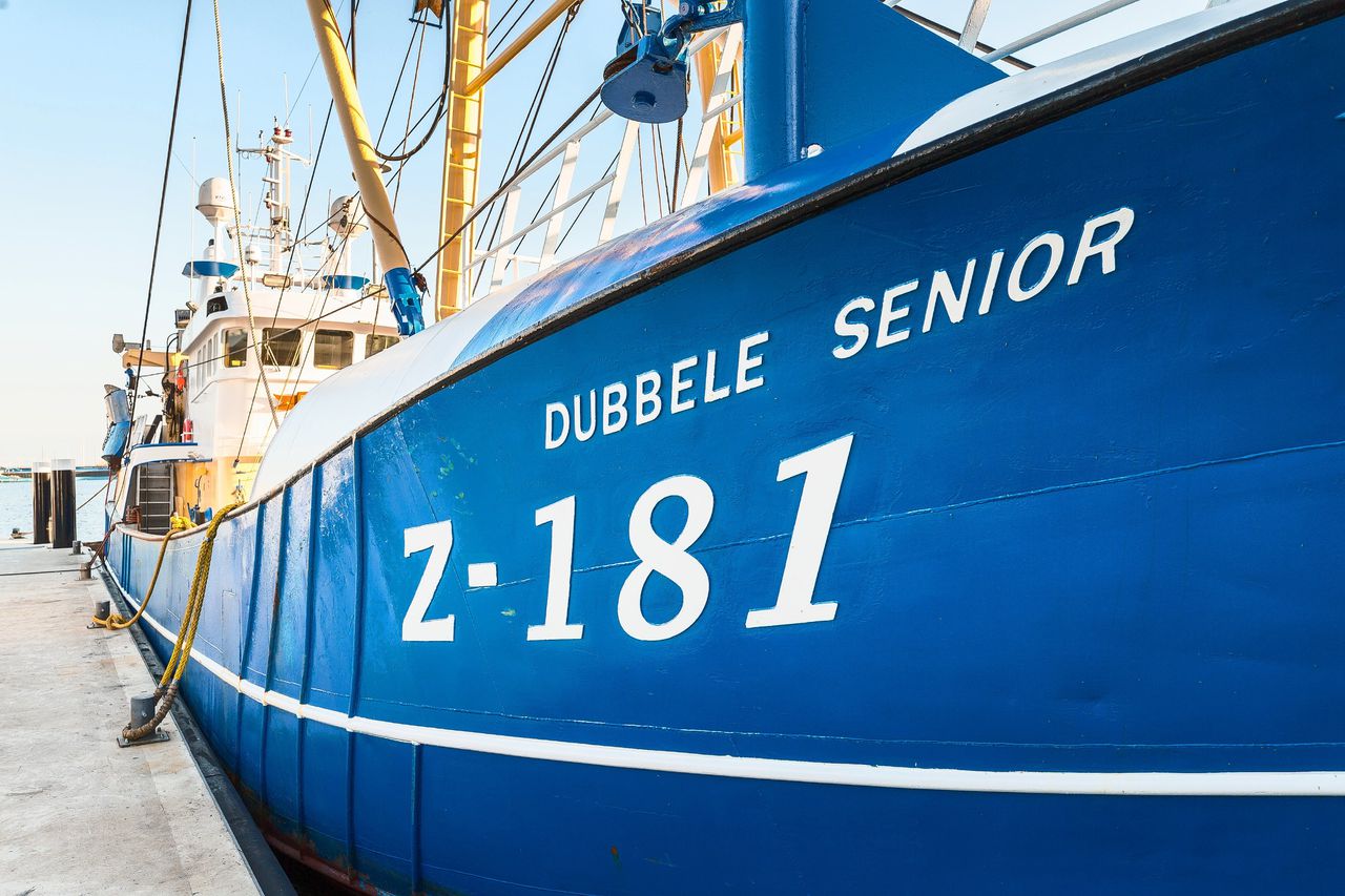De Kotter Z181 'Dubbele Senior' ligt in de werkhaven van Urk. Aan boord van het vissersschip werd vorige week 300 kilo cocaïne gevonden. Bij de aanhouding van het schip zijn onder anderen 2 Urkers aangehouden, de Urker eigenaar is later aangehouden.