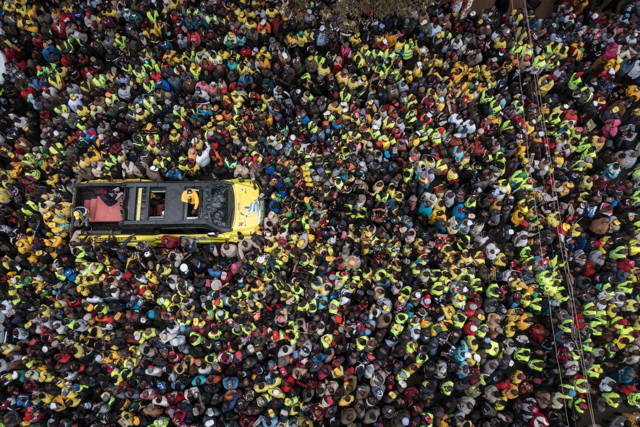 De vicepresident en presidentskandidaat van Kenia, William Ruto van de coalitie van de politieke partij Kenia Kwanza (Eén Kenya), spreekt vanuit een auto met supporters tijdens een rally in Thika, iets ten noorden van de hoofdstad Nairobi.
