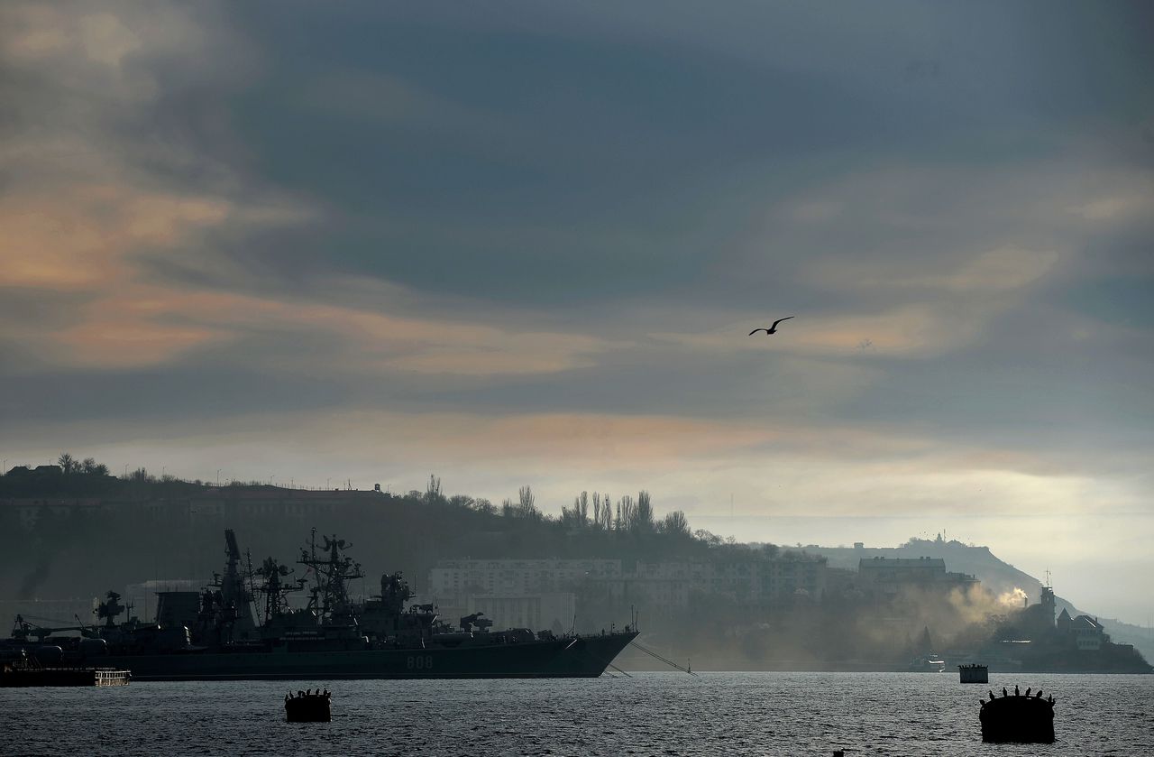 Het Russische marineschip 'Pytlivyy' in de haven van Sevastopol.
