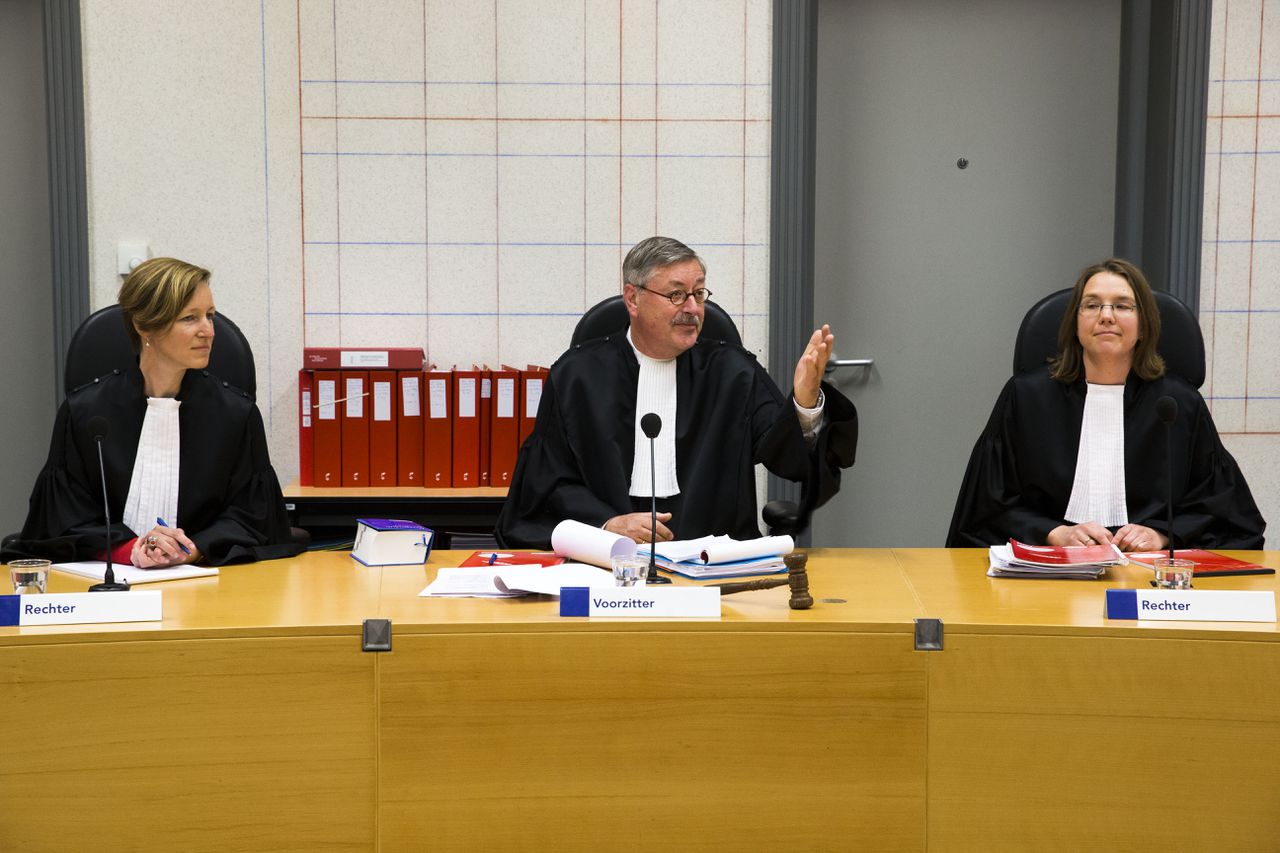Rechter M. Willemse, voorzitter G. Vermeulen en rechter H. Bottenberg-van Ommeren voorafgaand aan de rechtszaak tegen de NAM.