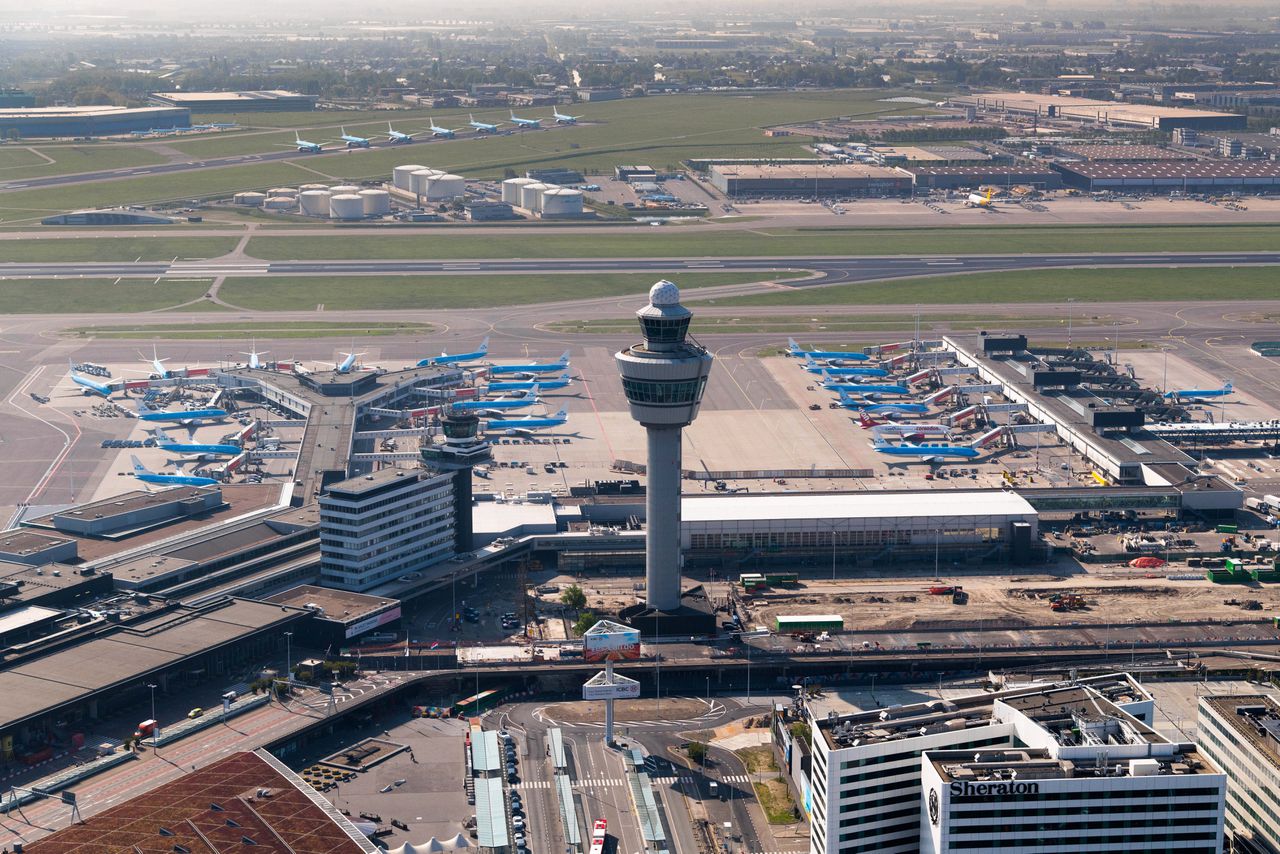 Vliegtuigen, geparkeerd op Schiphol. Het is niet bekend hoeveel stikstofruimte de Schiphol Groep nu heeft geregeld. Ook niet hoeveel de uitkoopregelingen het bedrijf gekost hebben.