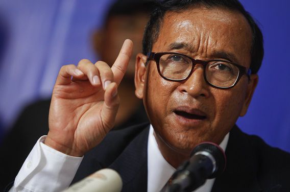 Sam Rainsy, leider van de Nationale Reddingspartij, zegt tegen journalisten dat de verkiezingen in zijn land Cambodja niet eerlijk zijn verlopen.