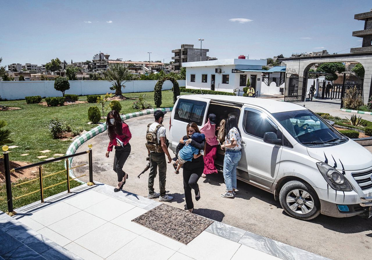 Ilham en haar kinderen worden met een busje naar de Koerdische compound in Qamishli gebracht, waar ze worden overgedragen aan de Nederlandse vertegenwoordigers.